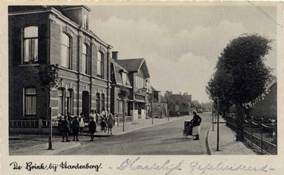 <p>In het voorste dakschild stond oorspronkelijk een dakkapel, deze is later verwijderd. Op deze foto van het notariskantoor uit 1941 is verder te zien dat de schuifvensters in de linker zijgevel uitgevoerd waren als T-venster en dat er oorspronkelijk geen glas-in-lood in de bovenlichten zat (beeldbank archief Hardenberg). </p>
